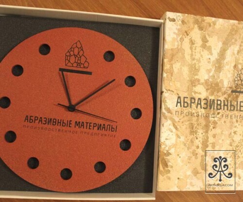 часы с фирменным логотипом